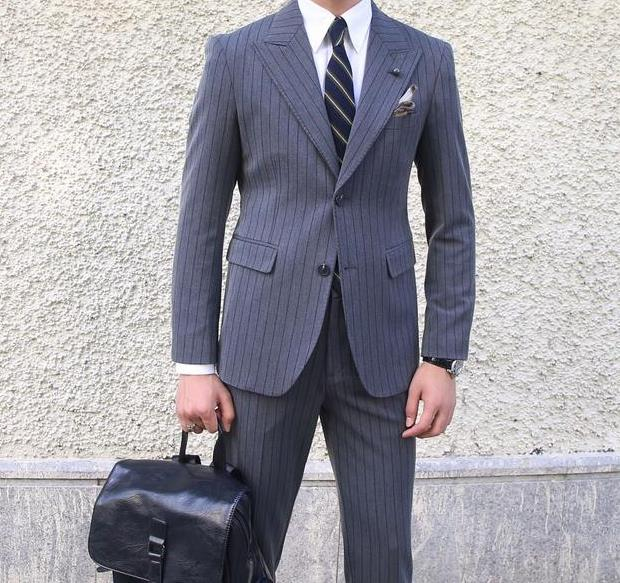 西服定做的過程涉及到多個重要的環(huán)節(jié)和步驟，